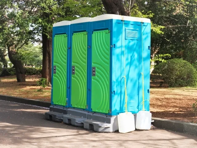 屋外に設置された3基の仮設トイレ