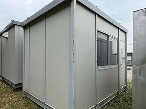 事業所敷地に設置された小型プレハブ