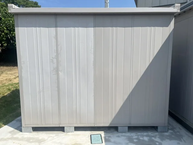 コンクリート基礎に設置されたスチール物置