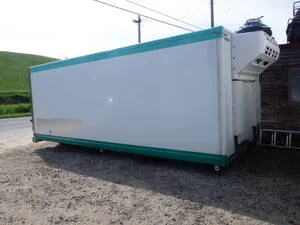 屋外に設置された冷蔵機付きコンテナ