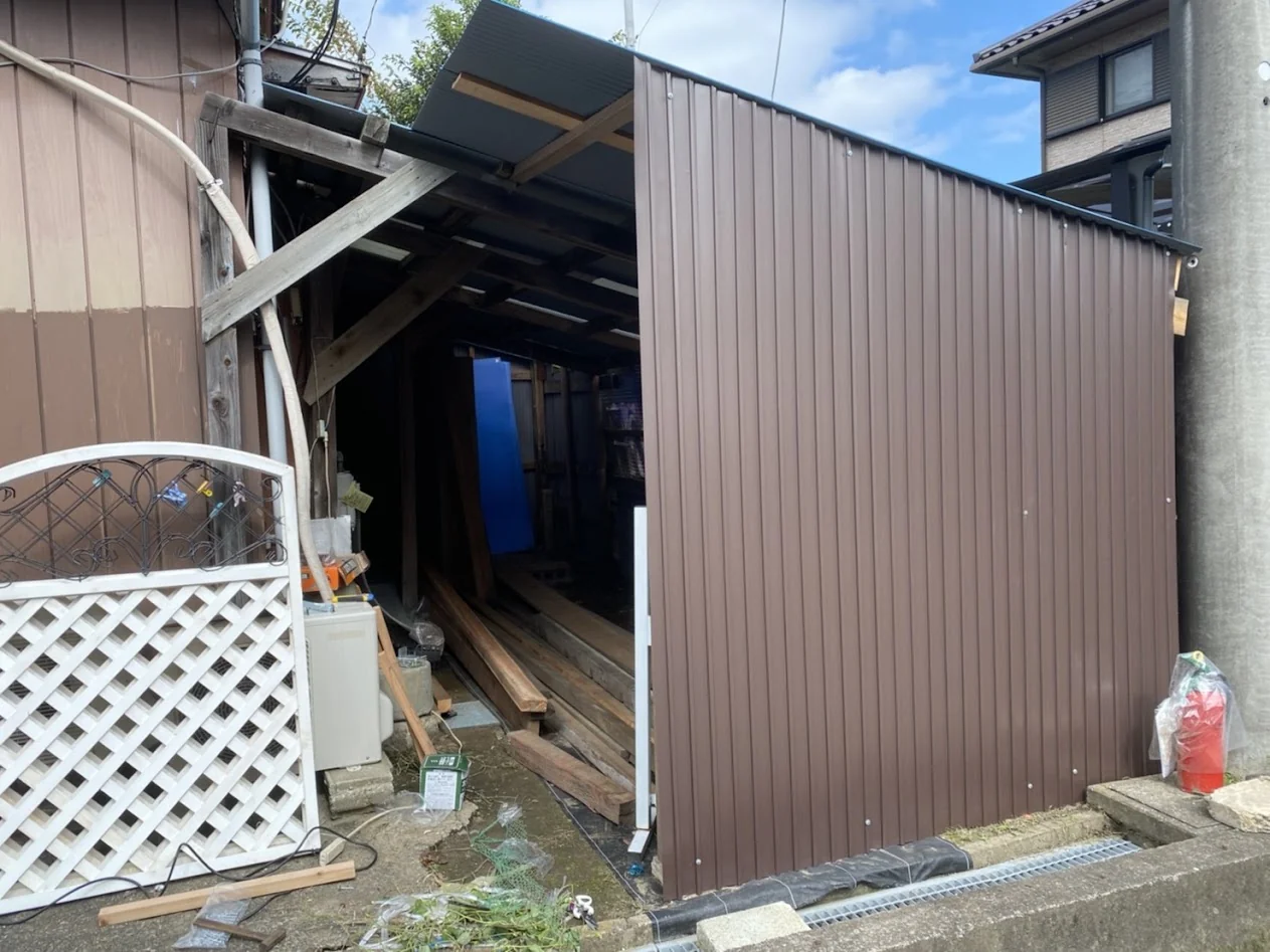 住宅脇に増築された物置の撤去前