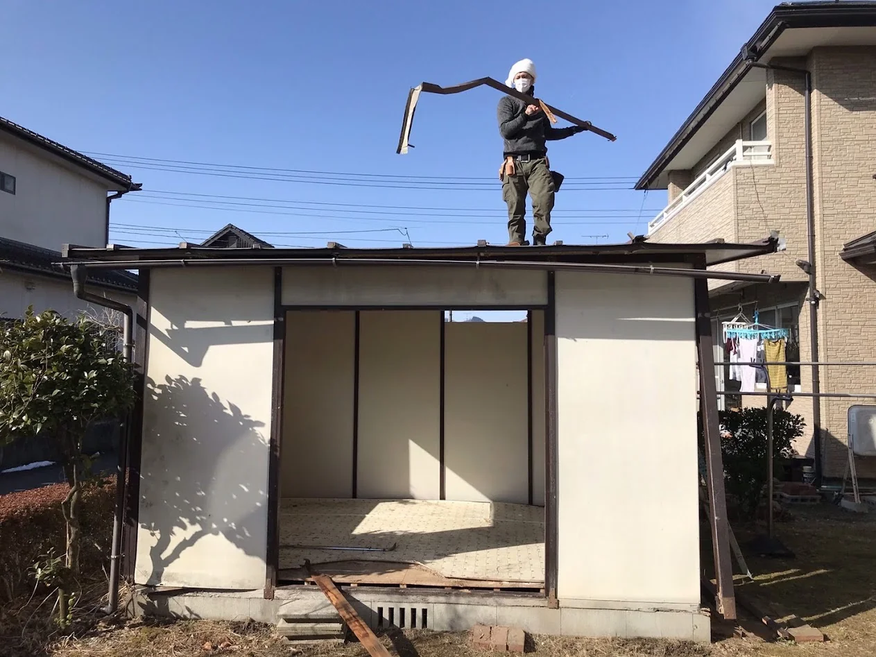 屋根材を外したプレハブの解体途中