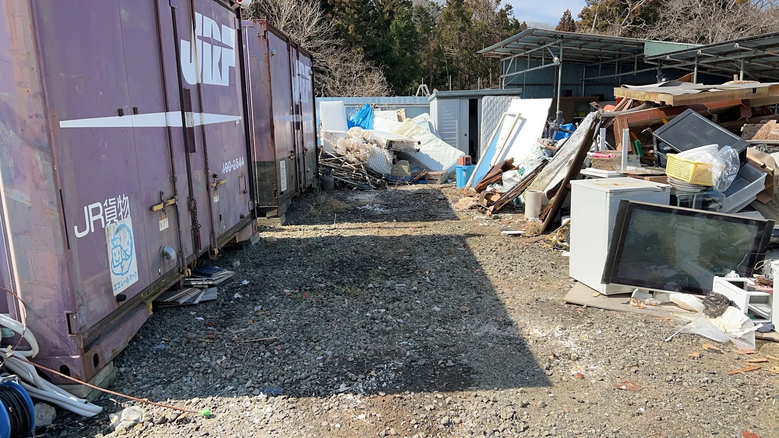 複数のコンテナと撤去対象物がある事業所ヤード