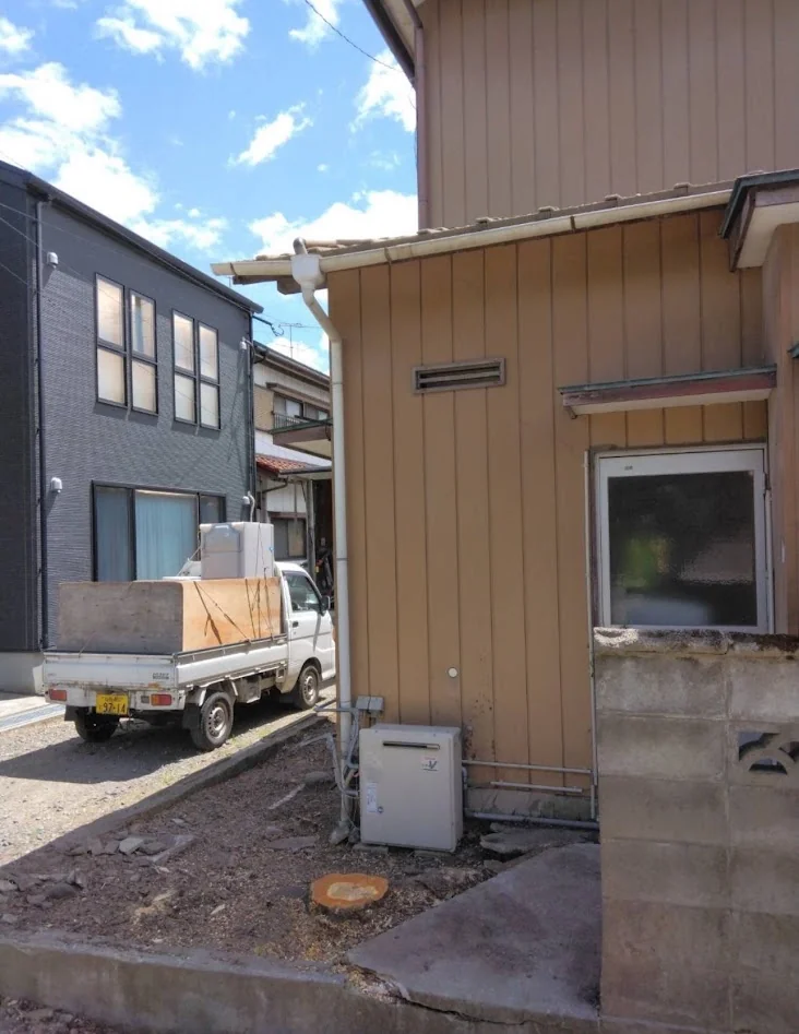 物置を解体撤去して通路が確保された住宅脇
