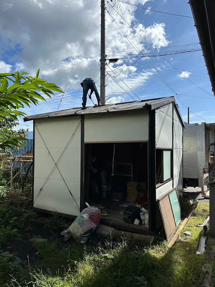 古いプレハブの屋根材を外している作業