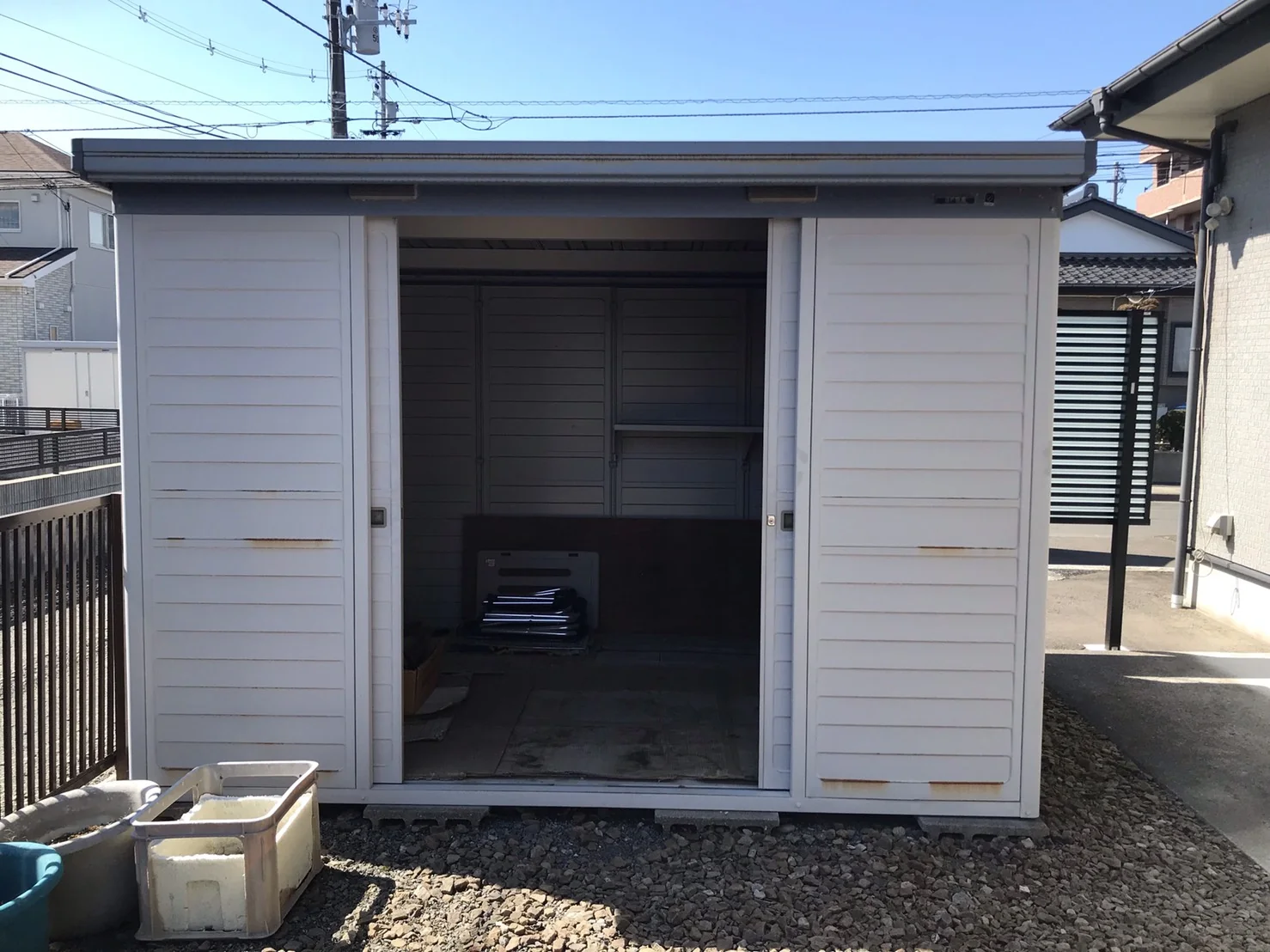 住宅敷地内に設置された間口の広い大型物置