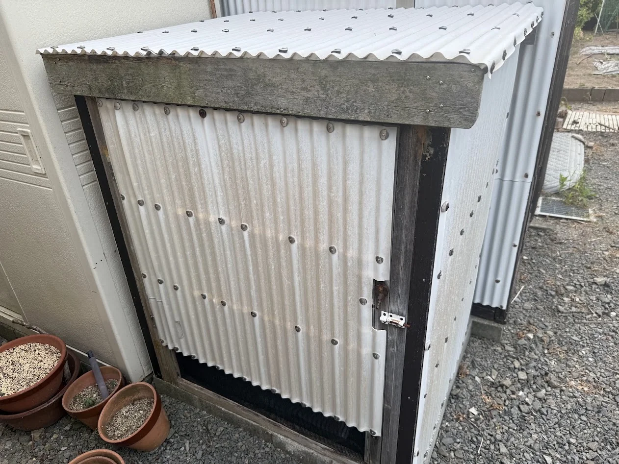 木枠と波板で作られた小型物置