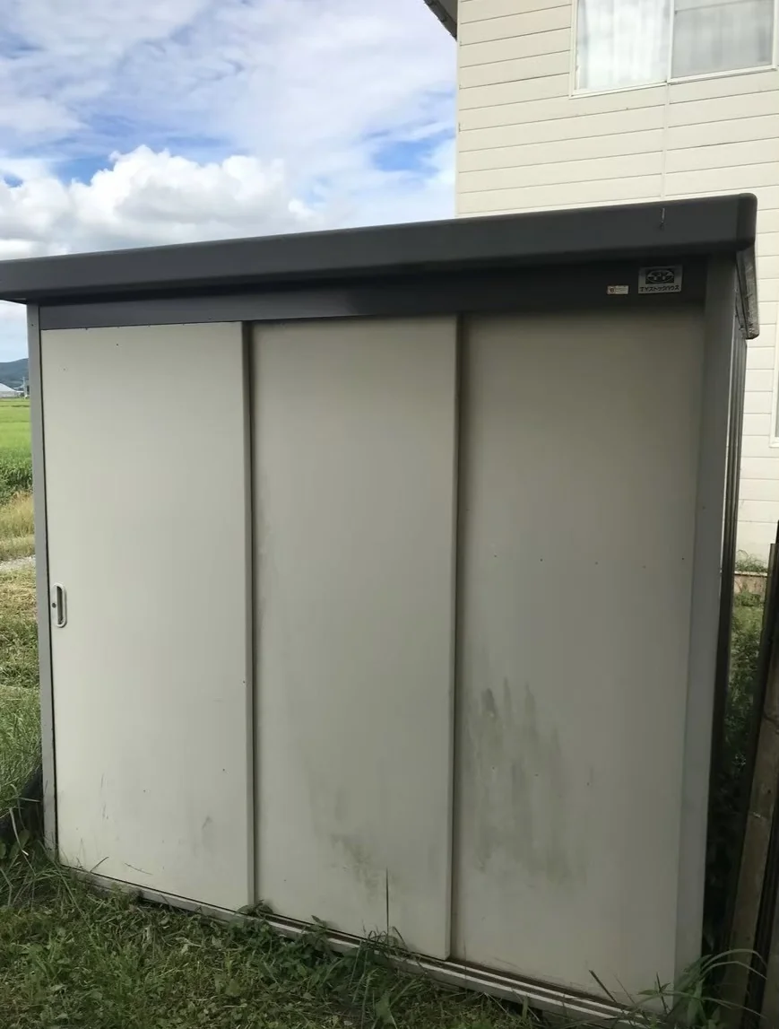住宅裏に設置された大型スチール物置